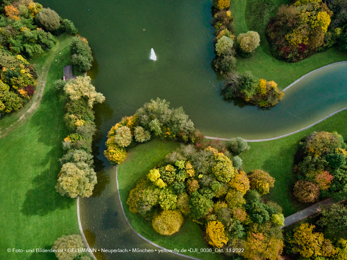 13.10.2022 - Der Ostpark mit See und Biergarten in Neuperlach 13.10.2022 - Der Ostpark mit See und Biergarten in Neuperlach